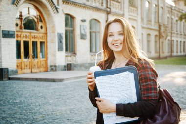 Sınav yazdıktan sonra üniversite binasının yanındaki öğrenci
