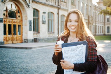 Sınav yazdıktan sonra üniversite binasının yanındaki öğrenci