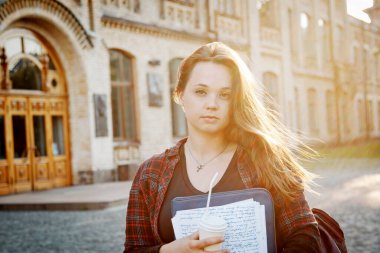 Sınav yazdıktan sonra üniversite binasının yanındaki öğrenci