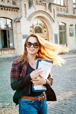 Sınav yazdıktan sonra üniversite binasının yanındaki öğrenci