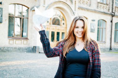 Sınav yazdıktan sonra üniversite binasının yanındaki öğrenci