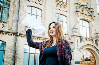 Sınav yazdıktan sonra üniversite binasının yanındaki öğrenci