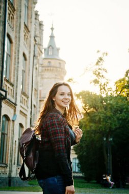 Sınav yazdıktan sonra üniversite binasının yanındaki öğrenci
