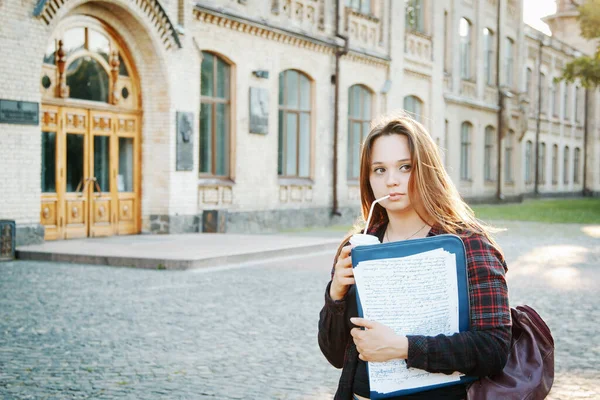 Student Buurt Van Universiteitsgebouw Het Schrijven Van Een Examen — Stockfoto