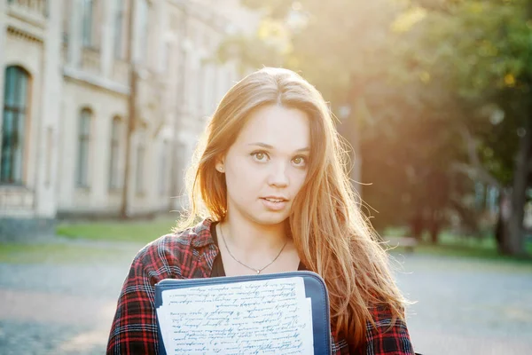 Student Pobliżu Budynku Uniwersyteckiego Napisaniu Egzaminu — Zdjęcie stockowe