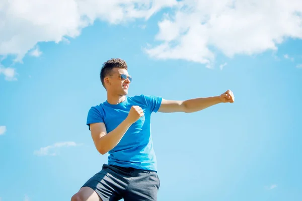 Jovem Alegre Atleta Contra Céu Sob Sol Brilhante — Fotografia de Stock