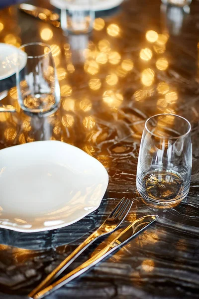 Assiette Fourchette Couteau Verre Debout Sur Une Table Marbre Noir — Photo