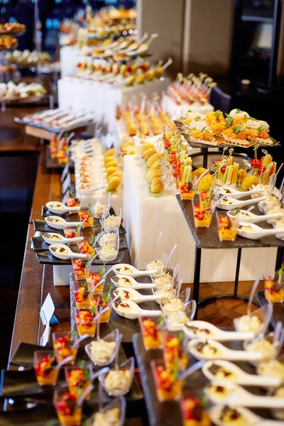 Mesa Buffet Coberta Com Uma Variedade Doces Frutas Estandes — Fotografia de Stock