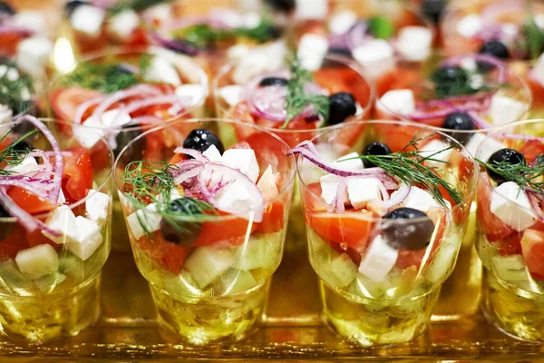 Salat Aus Tomaten Gurken Zwiebeln Oliven Und Petersilie Gläsern Auf — Stockfoto