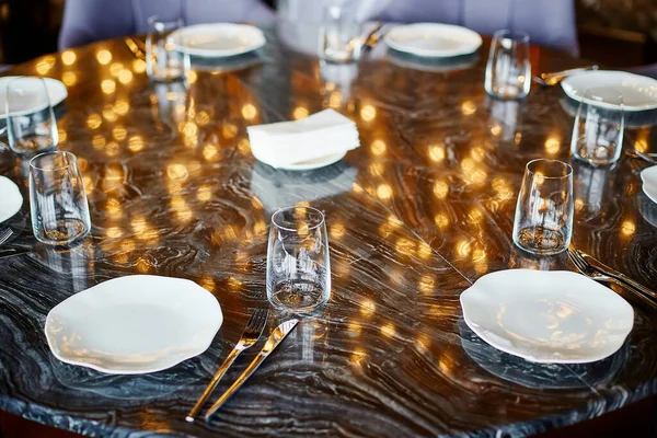 黒い大理石のテーブルの上に立つ8枚の板 フォーク ナイフ — ストック写真