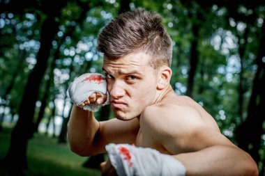 Saldırgan boksör özenle elleri kanla eğitir.