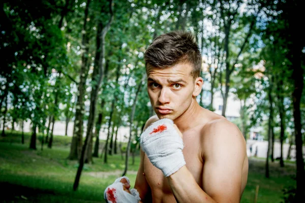 Boxeador Agresivo Entrena Diligentemente Las Manos Sangre —  Fotos de Stock