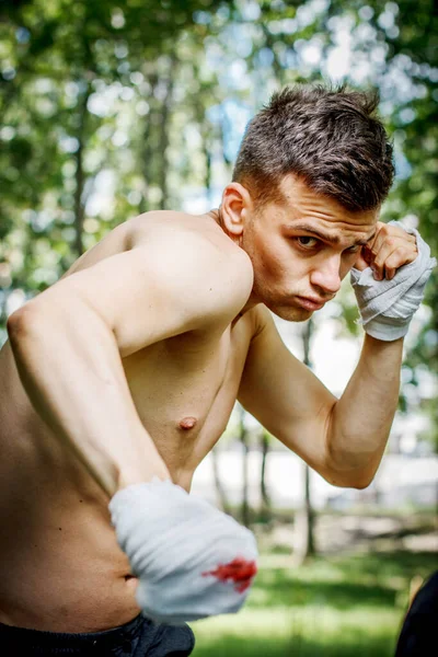 Aggressiv Boxare Tränar Flitigt Händer Blod — Stockfoto