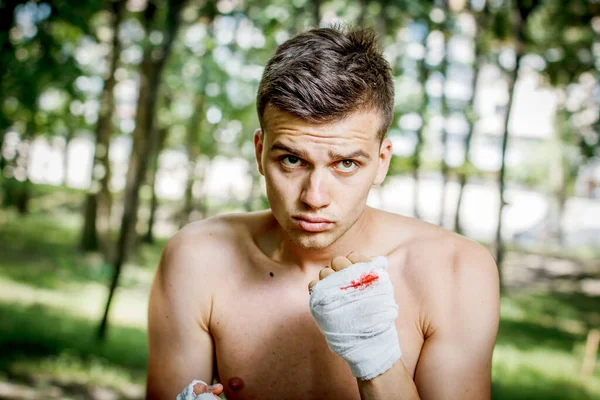 Aggressiv Boxare Tränar Flitigt Händer Blod — Stockfoto