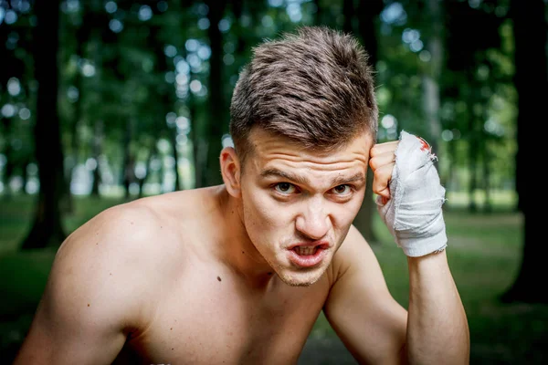 Boxeador Agresivo Entrena Diligentemente Las Manos Sangre — Foto de Stock