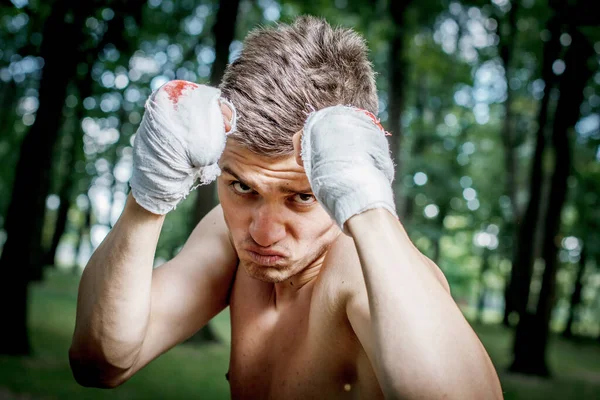 Boxeador Agresivo Entrena Diligentemente Las Manos Sangre —  Fotos de Stock