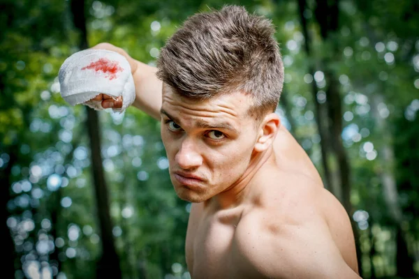 Boxeador Agresivo Entrena Diligentemente Las Manos Sangre — Foto de Stock