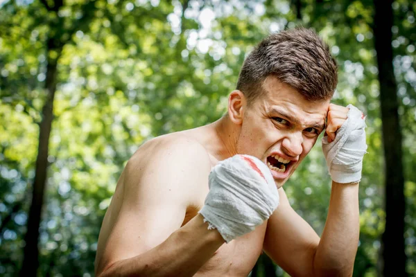 Aggressiver Boxer Trainiert Fleißig Hände Blut — Stockfoto