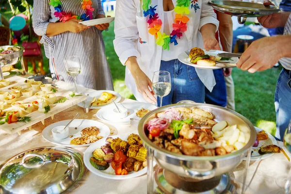 Manos Tomando Comida Una Mesa Banquete Una Fiesta Hawaiana — Foto de Stock