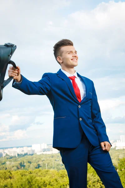 Fröhlich Lächelnder Geschäftsmann Der Blauem Anzug Und Roter Krawatte Mit — Stockfoto