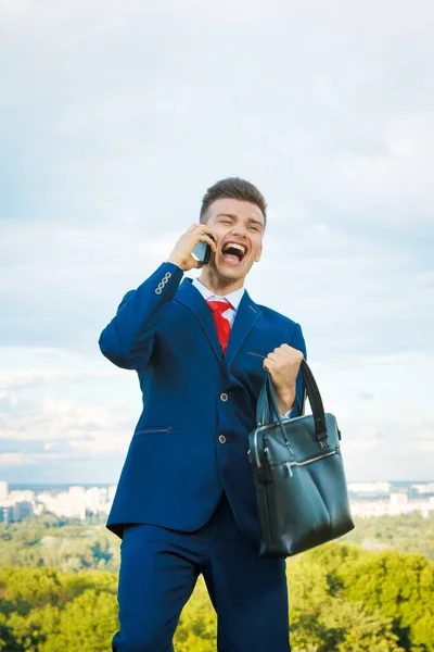 Fröhlich Lächelnder Geschäftsmann Der Blauem Anzug Und Roter Krawatte Mit — Stockfoto