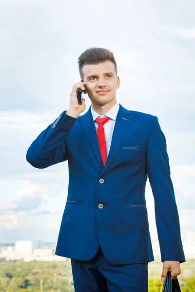 Empresário Sorridente Alegre Que Fez Bom Negócio Vestido Terno Azul — Fotografia de Stock