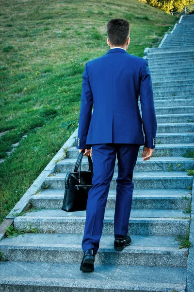 Jong Leider Een Business Suit Denkt Het Bedrijfsleven — Stockfoto