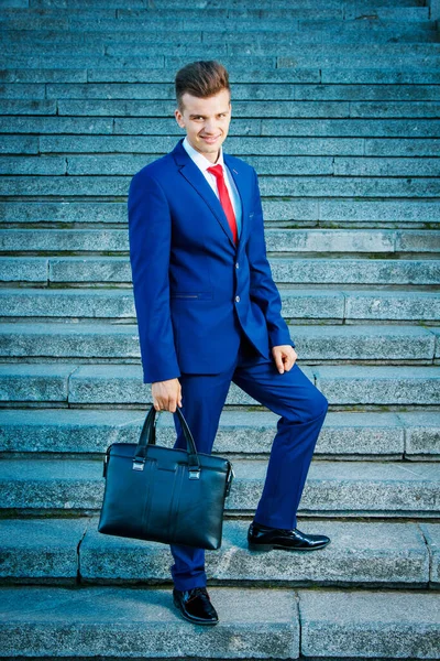 Νέος Ηγέτης Ένα Επαγγελματικό Κοστούμι Σκέφτεται Τις Επιχειρήσεις — Φωτογραφία Αρχείου