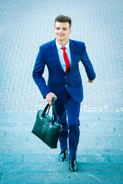 Ung Ledare Kostym Tänker Affärer — Stockfoto