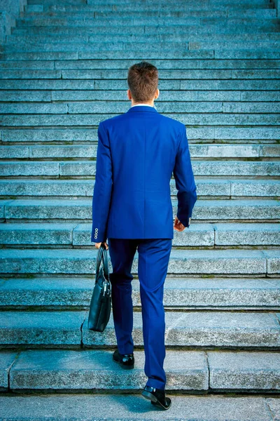 Jong Leider Een Business Suit Denkt Het Bedrijfsleven — Stockfoto