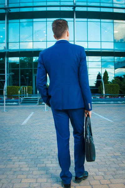 Joven Líder Traje Negocios Piensa Los Negocios — Foto de Stock