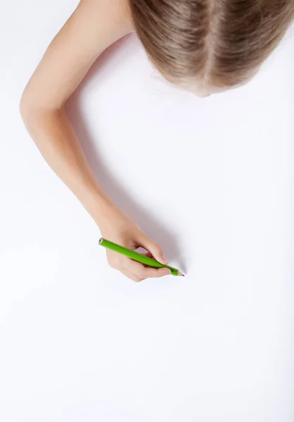 後ろから撮影された少女と白い背景に鉛筆で上から描く — ストック写真
