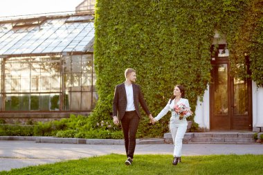 Yeni evliler daha yeni bir tören yaptılar.