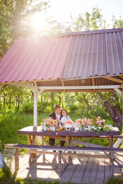 带蛋糕和香槟的时尚婚宴野餐 — 图库照片