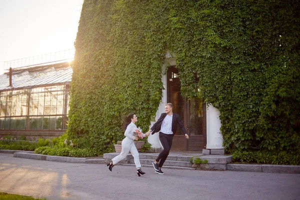 Recém Casados Felizes Juntos Tiveram Uma Cerimónia — Fotografia de Stock