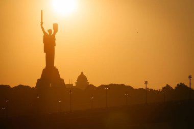 Kiev 'deki ana vatan anıtı güneş ışığı altında.