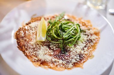 Peynirli güveç, roka ve limonlu tatlı.