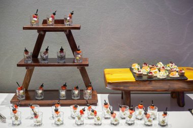 İnsanlar iş kahvaltısı için toplanıp iş konuşuyorlar.