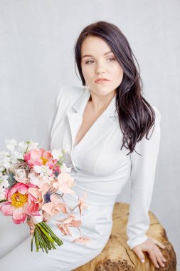 Düğün buketi olan güzel gelin çok mutlu.