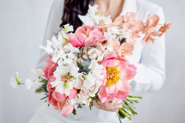 Düğün buketi olan güzel gelin çok mutlu.