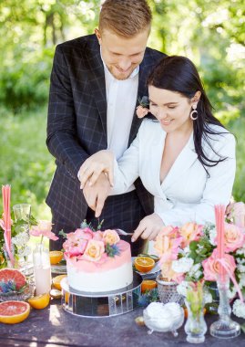 Pasta ve şampanyayla şık bir düğün pikniği