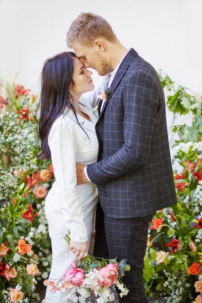 Recién Casados Felices Juntos Acaban Tener Una Ceremonia —  Fotos de Stock
