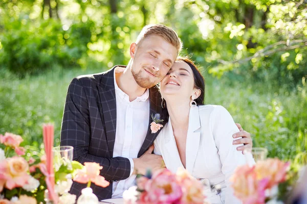 Elegante Picnic Boda Con Pastel Champán —  Fotos de Stock