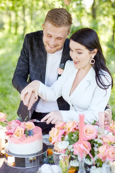 带蛋糕和香槟的时尚婚宴野餐 — 图库照片