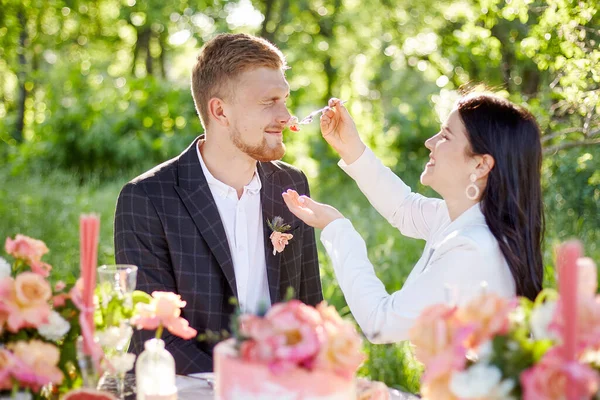 Stílusos Esküvői Piknik Tortával Pezsgővel — Stock Fotó