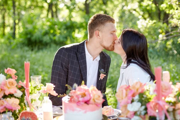 ケーキとシャンパンとスタイリッシュな結婚式のピクニック — ストック写真