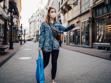 Şehirde enfeksiyon ya da virüs yüzünden maske takan bir kızın portresi. 