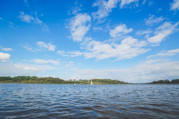 Paesaggio fluviale con barca a vela in acqua — Foto Stock