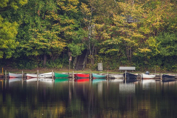 Kleurrijke boten op rij op een idyllische rivier — Stockfoto