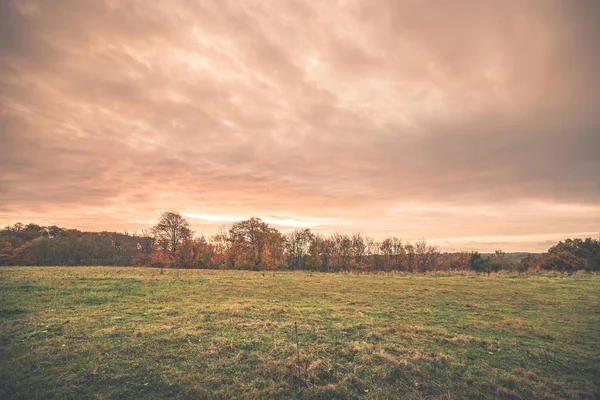 Scenario del tramonto in un paesaggio di campagna — Foto Stock